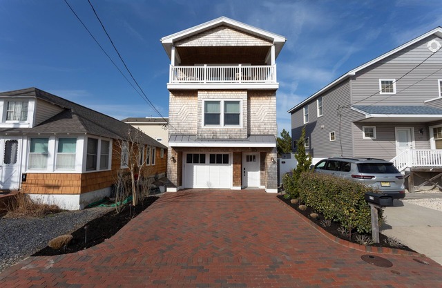 Oceanside home - 2 min walk to the beach! Ocean & bay views!