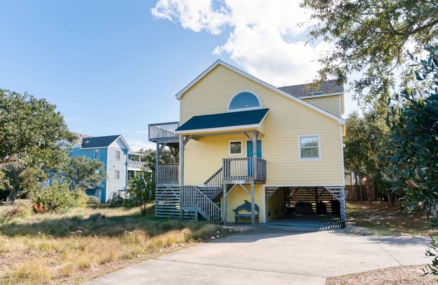 Oceanside home in Duck w/ hot tub & community pool!