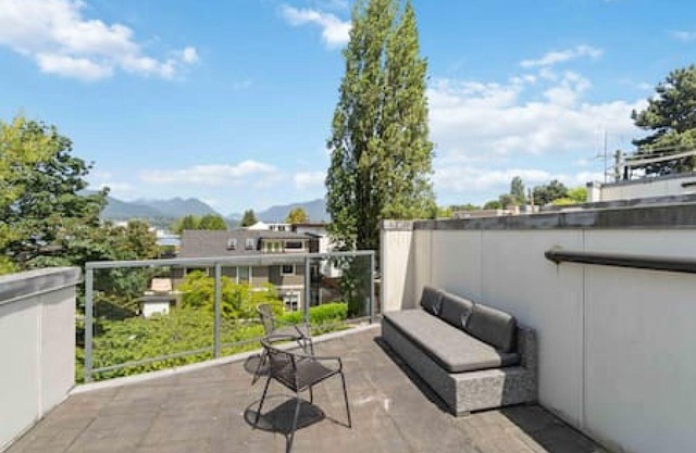 Oceanside oasis + mountain view w/ private rooftop