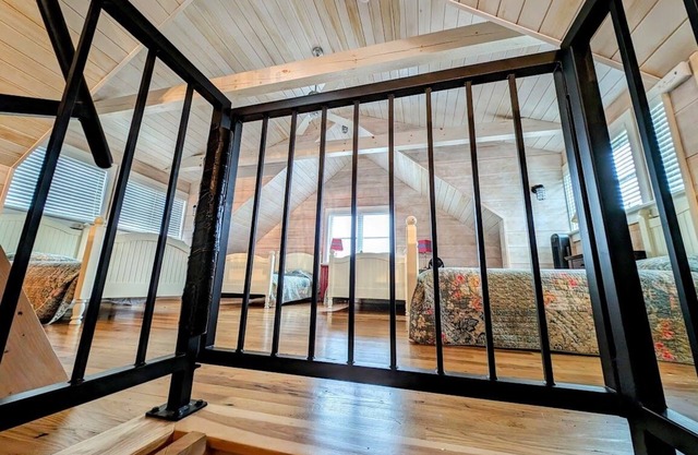Oceanside Saltwater Farm House NEW! Sleeps 11, beach, firepit
