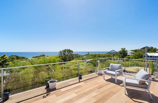 Oceanview Loft by Peppy Beach Retreats® (6 Adults), Oceanview Loft