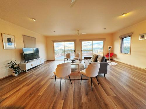 Oceanview 4B2B Two-story House with Big Balcony!