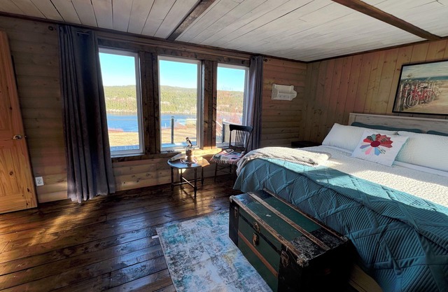 Oceanview 4BR Biscuit Box Home in a Fishing Village Near Bonavista & Trinity