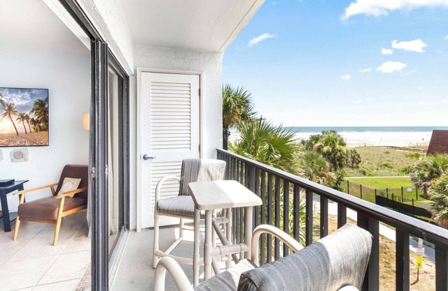 Bellamente renovada unidad junto al muelle de Cocoa Beach con vistas!
