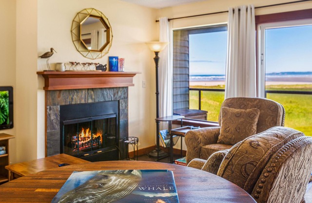 Oceanview condo steps from Moclips Beach dunes.