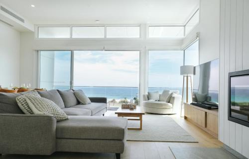 Oceanview Escape - Luxe Coastal Retreat with Hot Tub