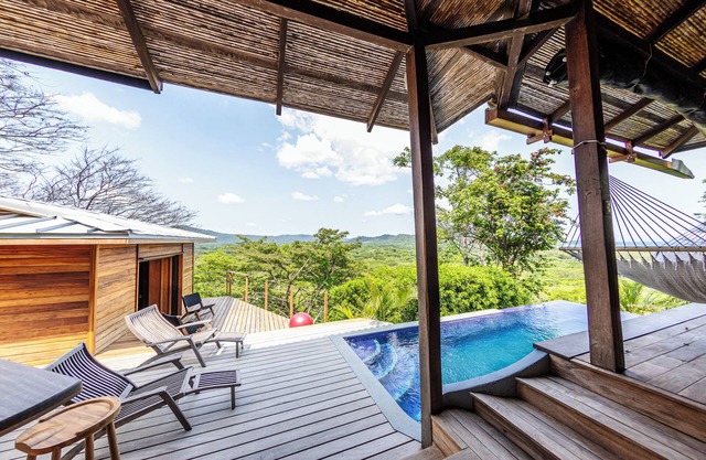 Oceanview, Hillside retreat looking over the valley, minutes from the beach