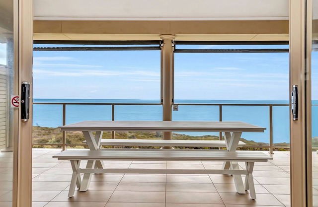 Ocher Point Beach House en el paseo marítimo de Moana