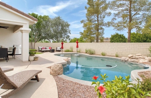 Modern Western Design- Private Heated Pool, Golf, Lakes and BBQ