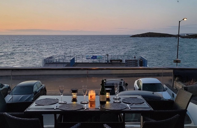 September Reductions! Luxury 2 bed apartment, stunning views over Fistral Beach