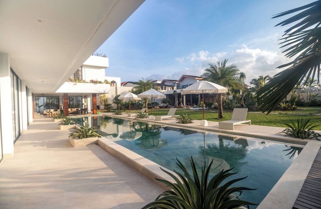 Octa Canggu Villa and Condotel