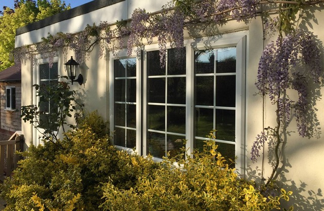 OCTOBER HOUSE HOLIDAY CABIN, pet friendly, with a garden in Damerham