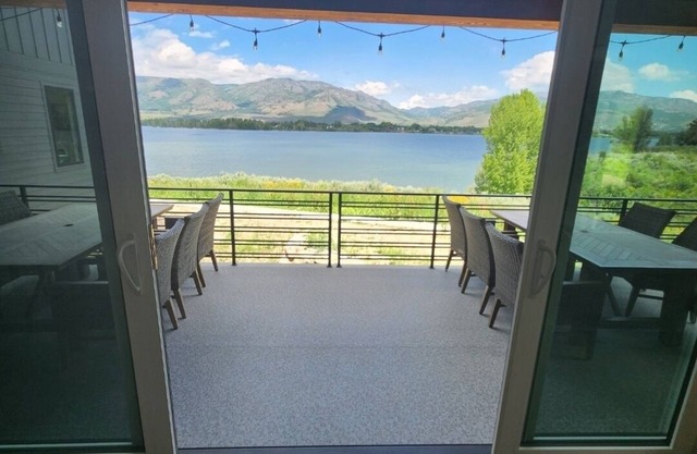 ♥️ of Huntsville/ Brand new large home on lake/ Minutes from Snow Basin/ Hot tub