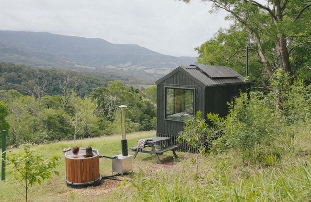 Off-Grid Cabin Surrounded by Nature - Hot Tub - Banjo