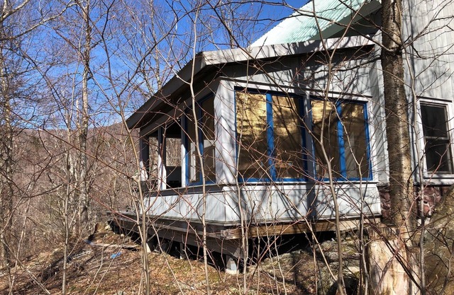 Off-grid Cabin with modern amenities next to National Forest and Trails