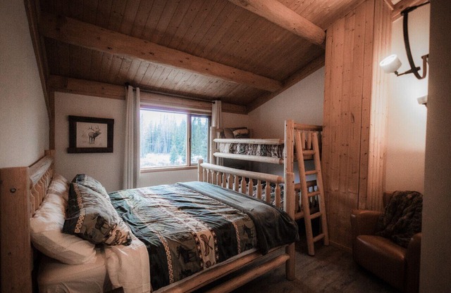 Off Grid Mountain Lodge - Cabins - Sauna - Hot Tub - Fishing