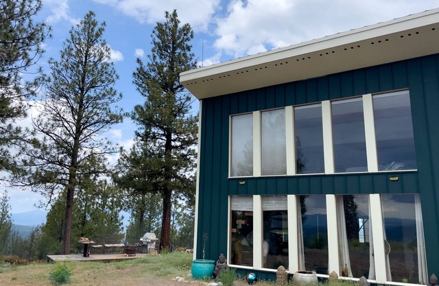 Off-Grid Paradise - Outdoorsy People’s Dream