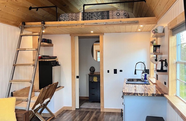 Off grid solar powered tiny home. Remotely located yet minutes from town.