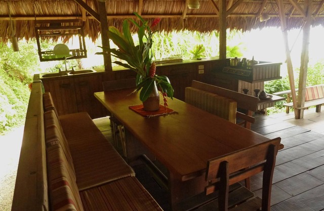 Fuera de la Red Bungalow rodeado de bosques tropicales y
