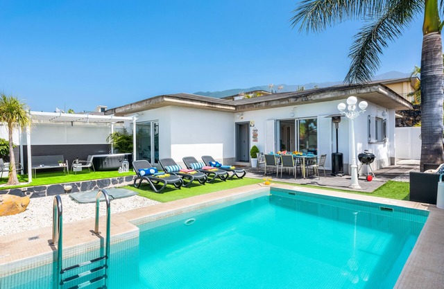 Oferta Septiembre PISCINA privada CLIMATIZADA, AirCon, Fast WIFI, BBQ,