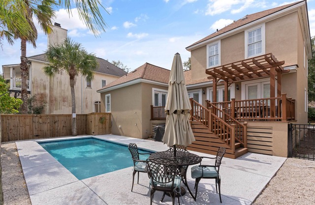 Ohhh so close to the Village with a POOL! Sleeps 8