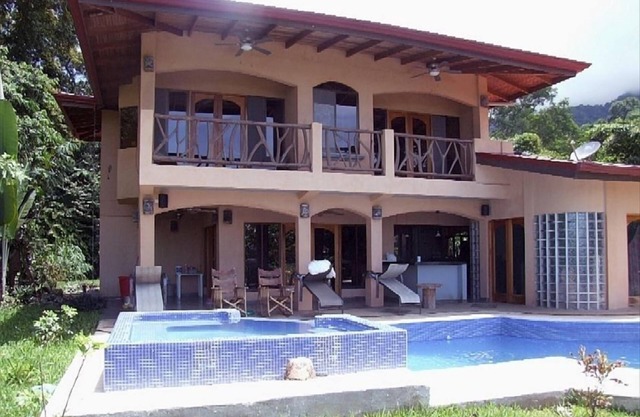 Ojochal casa con piscina / Vista al Mar / Private Jungle Trail & River en 12 acres.