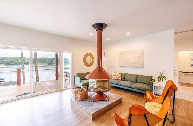 OJoy Cove | Charming Waterfront Retreat by RedAwning
