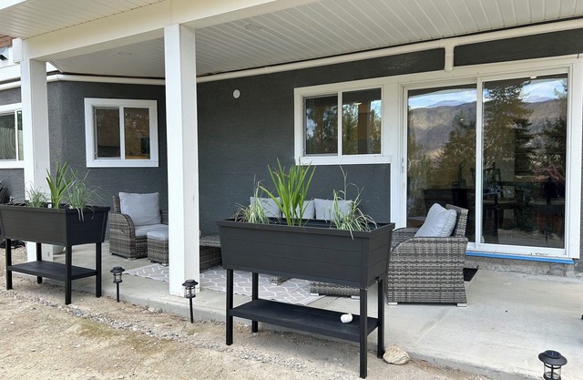 Modern Lakeside Retreat Close to Beach & Dock Modern Comfort & Style