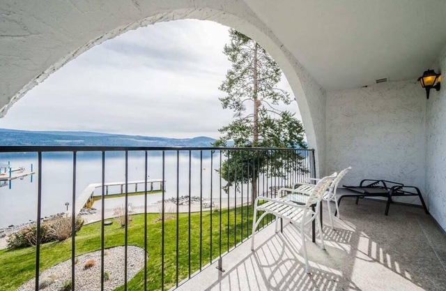 Okanagan lake Waterfront 1 Bdrm Condo