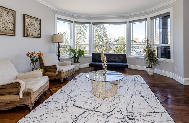Okanagan Oasis + Hot tub, Games Room, Large Patio, Family-Friendly!
