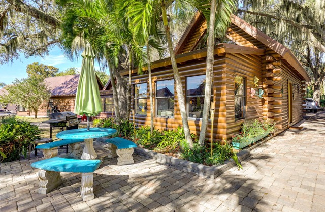 Okeechobee Cabin w/ Patio & Community Pool!