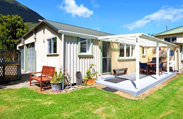 Okiwi Bay Cosy Cottage