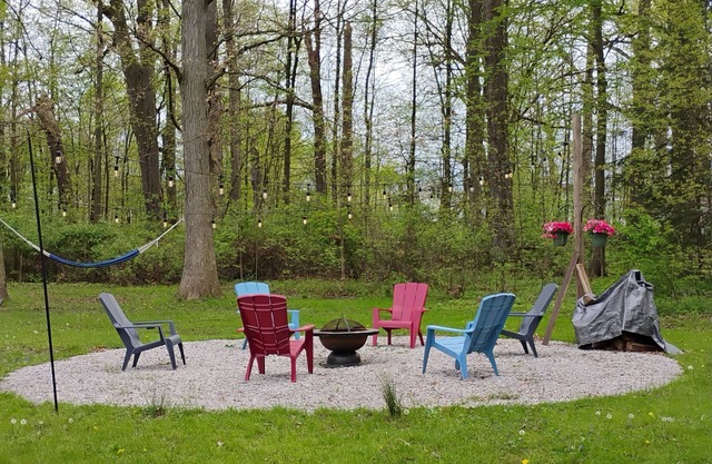 Cozy cottage getaway by the lake! 15 min to Hot Air Balloon Fest $130