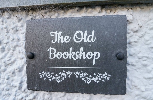 OLD BOOK SHOP, pet friendly, character holiday cottage in Cartmel