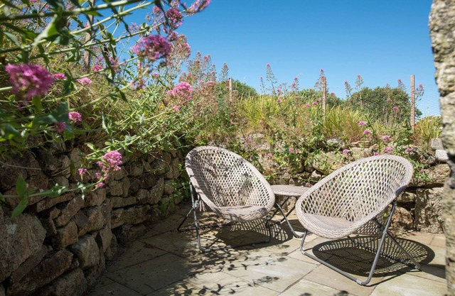 Old Boswednack, a rural retreat gem! On the idyllic coast of Zennor to St Ives. Summer house, garden, parking for two cars and free WiFi.