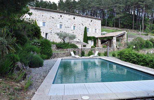 Antigua casa de labranza con encanto, hermosamente orientada al sur con piscina.