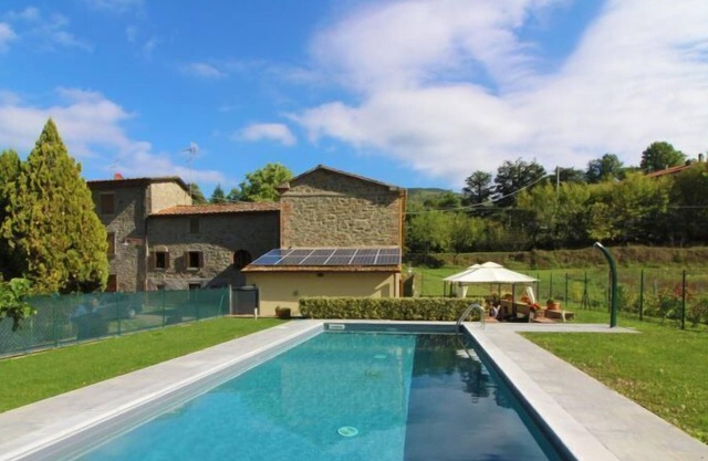 Parte de una antigua casa de campo de piedra max 4 personas con jardín privado y piscina privada. Excelente rap