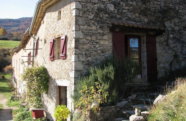 Antigua casa de labranza "Les Granges" con una vista espléndida a través de campos y montañas