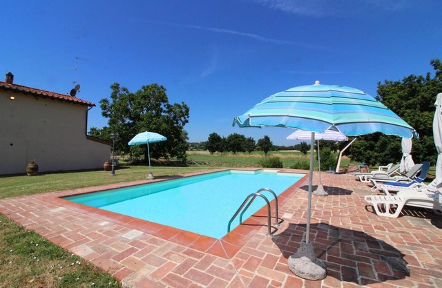 Antigua casa de piedra con jardín privado y piscina. Foiano della Chiana.