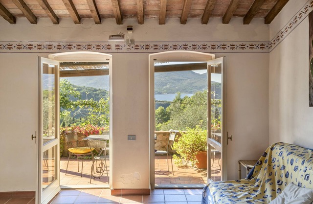 Antigua casa de campo en el cielo campo y el mar con vistas a los dos mares