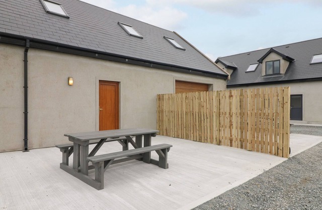 OLD FIELD HIDEAWAY, family friendly in Fethard-On-Sea, County Wexford