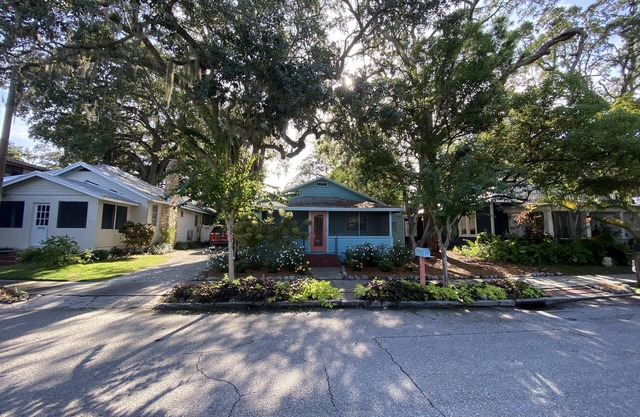 Old Florida bungalow in Sarasota‘s best location