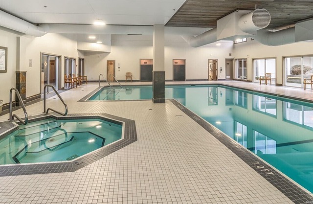 Old Forest Resort Suite + Hot Tub + Pool + Sauna + Beach in Vancouver Island