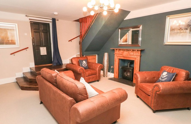 OLD GATE HOUSE, family friendly, with hot tub in Laugharne