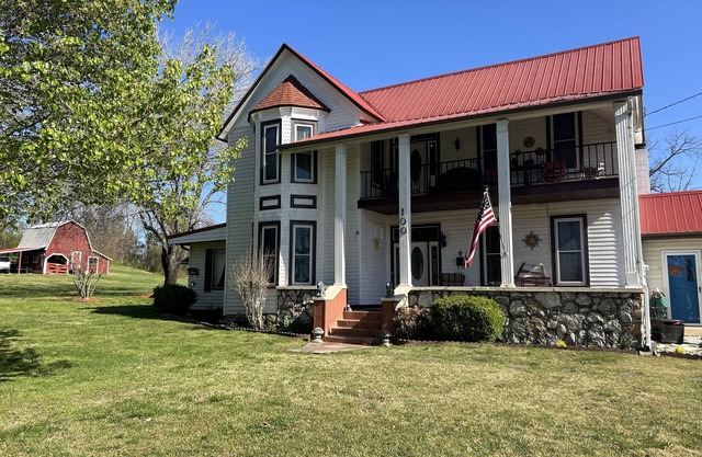 Old Hardy Town - Large Victorian-Style 4 Bedroom Home - Near Spring River