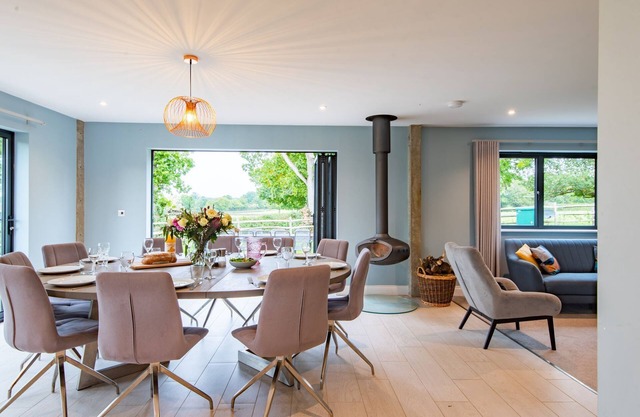 Old Harrow Barn - a barn with hot tub by Bloom Stays, sleeping 10 guests in 5 bedrooms
