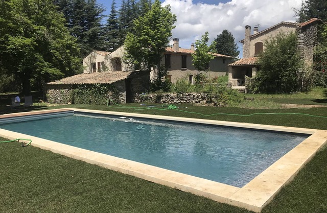 Antigua casa rodeada de 8 hectáreas de piscina climatizada de lavanda.