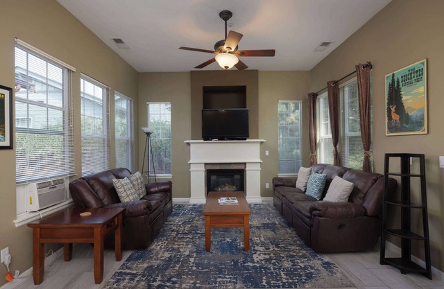 Family Friendly | Minutes to Old Mill | Sleeps 6!