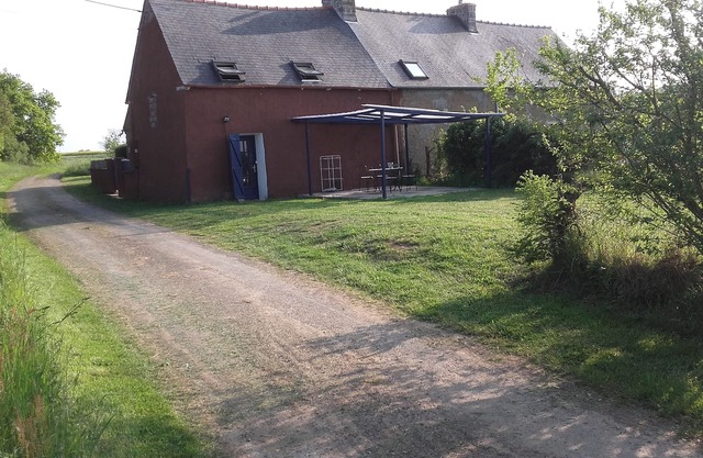 casa de barro de edad, en el campo cerca del mar y las rutas turísticas