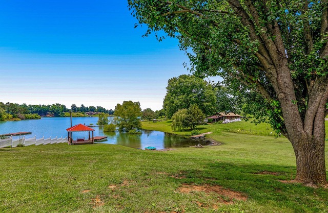 Old Oak Grove Retreat | House in Dandridge on the shoreline of Douglas Lake